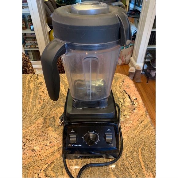 Vitamix Other - Vitamin blender 7500 with 64 ounce container